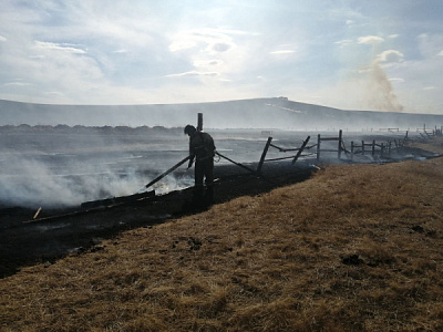 Добровольные пожарные МО Олойское ликвидировали ландшафтный пожар возле деревни Баянгазуй