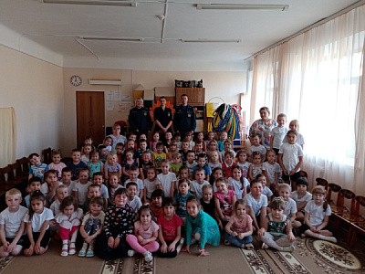 Сотрудники МЧС и ВДПО побывали в гостях у воспитанников детского сада «Рябинка» города Тайшета
