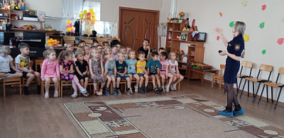 Познавательный урок "Осторожно, огонь" прошел для дошколят города Усолье-Сибирское 