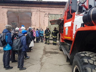 Пятиклассники на экскурсии в пожарной части