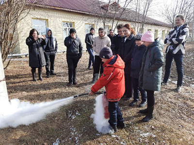 Зареченские школьники научились на практике пользоваться огнетушителем