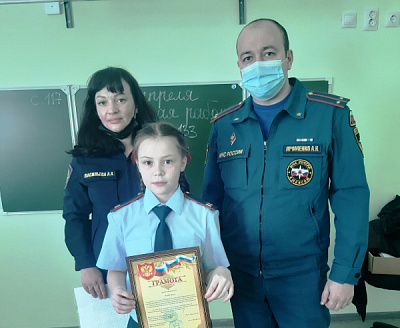 Учеников Хомутовской школы №1 наградили за участие в конкурсе видеороликов на пожарную тематику