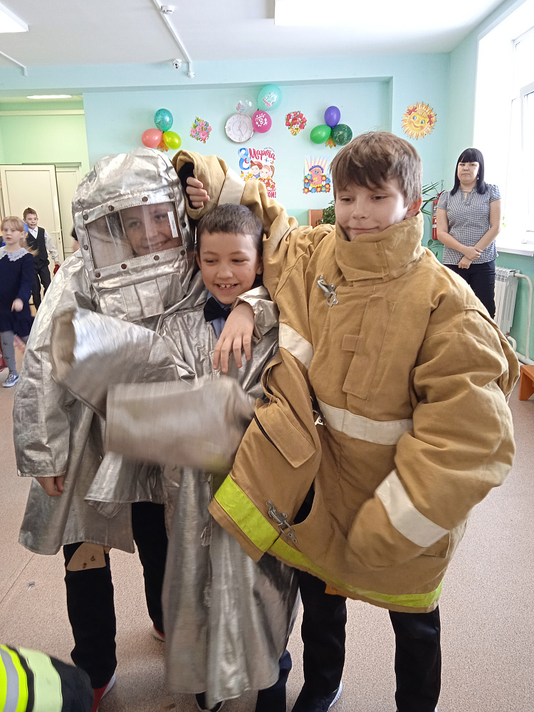 Ученики усть-удинской начальной школы поработали со специальной одеждой пожарного