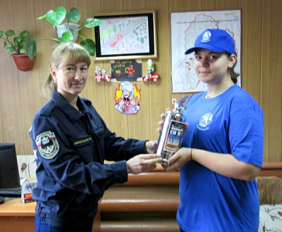 Школьницу из п. Артемовский наградили за активную пожарно-профилактическую работу