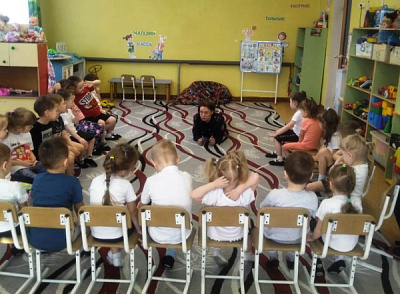 Воспитанники детского сада «Брусничка» научились не падать в гололёд   