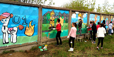 Граффити на ограждении пожарной части в Нижнеудинске
