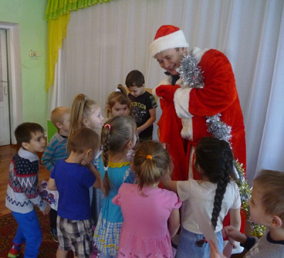 Необычный Дед Мороз побывал в гостях у малышей детсада «Колокольчик» 