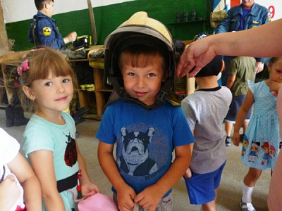 Шлем пожарного - самый востребованный предмет одежды на экскурсии у дошколят