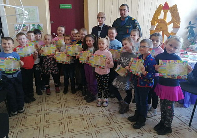 Выставка детских работ по пожарной тематике в центральной детской библиотеке города Черемхово