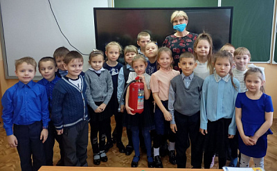 Ученики начальной школы №32 г. Черемхово поздравили Огнетушитель с днем рождения!