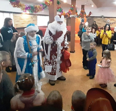 Дед Мороз и Снегурочка поздравили ребят из многодетных семей