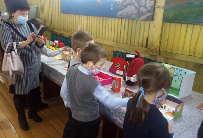В Качугском ВДПО открылась выставка работ детского творчества по пожарной безопасности