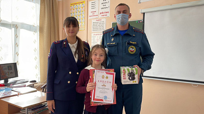 Финалистку из города Шелехова наградили за участие в онлайн-квесте "Знатоки истории пожарной охраны Иркутской области"