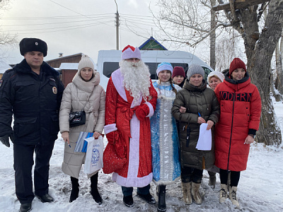Новогодний патруль побывал в 17 семьях города Зима