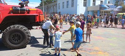 Фестиваль красок «Раскрась жизнь красками» прошёл в городе Шелехове