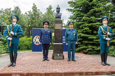 В день 130-летия Российского пожарного общества в Москве открыли бюст его основателя