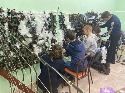 Маскировочные сети для солдат сплели добровольцы Тайшета