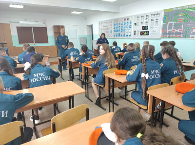 С Днем знаний специалисты Усольского ВДПО поздравили школьников и провели классные часы