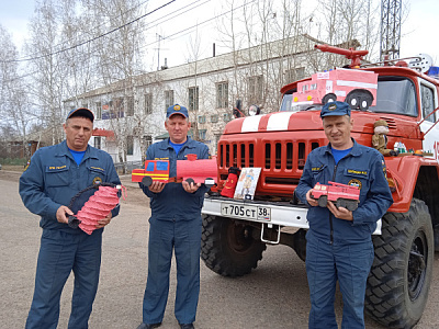 Выставку поделок - пожарных машин и огнетушителей - провели в Усть-Уде